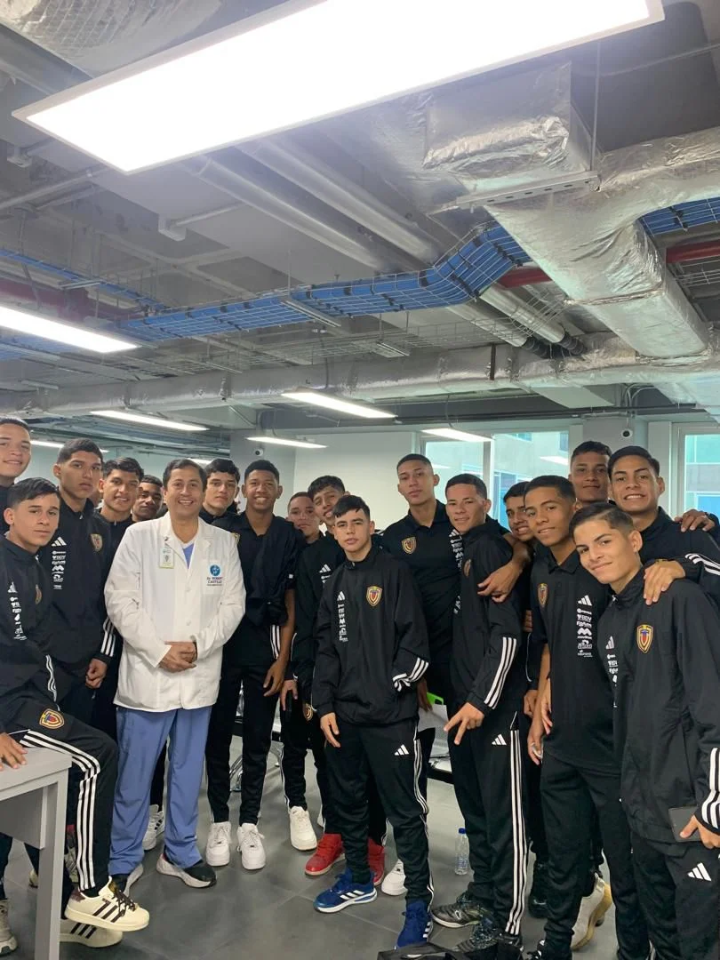 Dr. Robert Castillo con su equipo médico